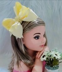 Tiara Belli Amarelo Claro Laço Miolo de Perolas