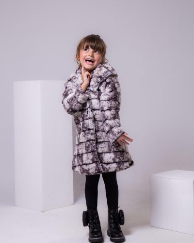 Casaco Peluciado Preto e Branco Mesclado Com Capuz